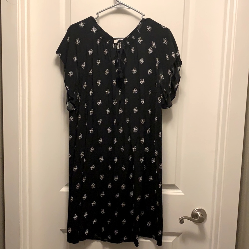 Black Flower Print Short-Sleeve Flowy Dress